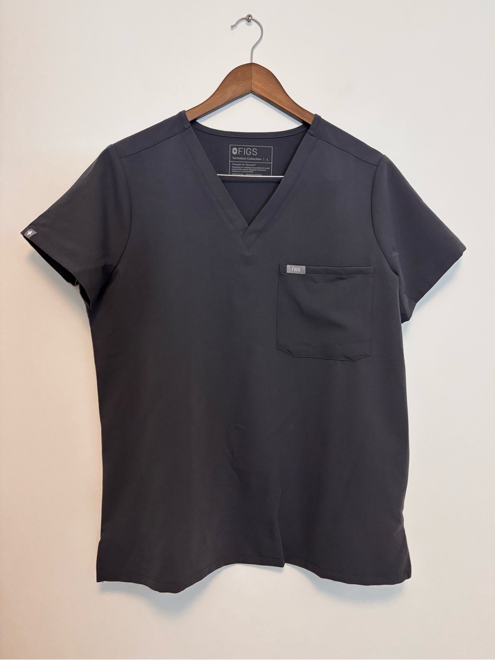 FIGS CATARINA ONE-POCKET SCRUB TOP